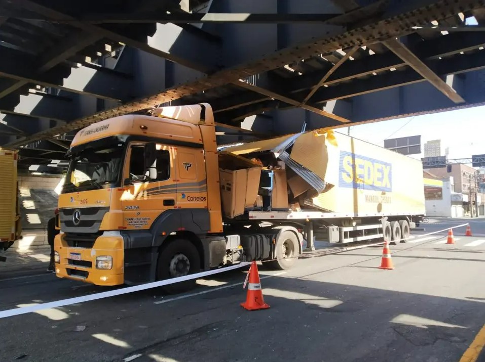 Caminhão dos Correios na Ponte Preta em Curitiba (Foto: Djalma Malaquias/Banda B)