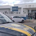 Viatura em frente a Unidade de Saúde (Foto: Ascom/PRF)