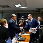 Omar Aziz cumprimenta Cristiano Zanin após aprovação de seu nome na CCJ do Senado (Foto: Agência Senado)