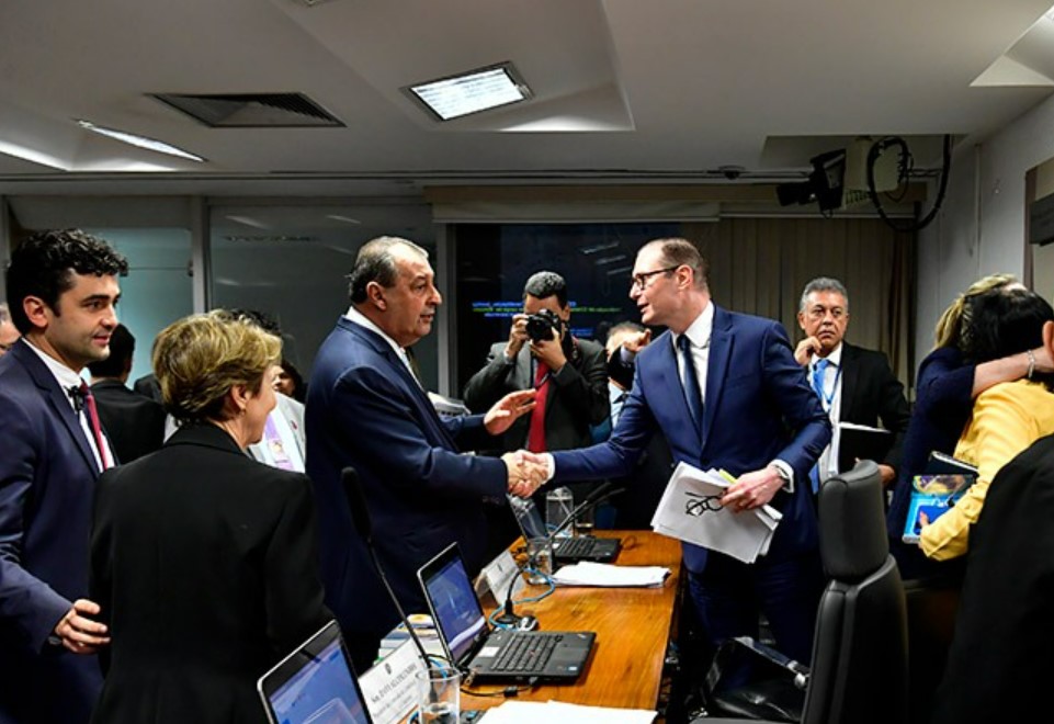 Omar Aziz cumprimenta Cristiano Zanin após aprovação de seu nome na CCJ do Senado (Foto: Agência Senado)