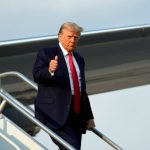 Donald Trump deserbarcando no Hartsfield-Jackson Atlanta International Airport nesta quinta-feira, 24. (Foto: Alex Brandon/AP)