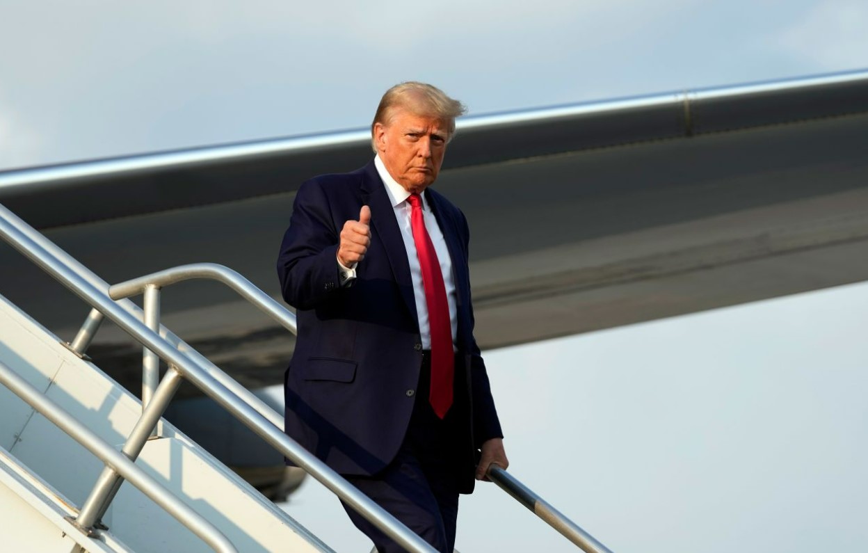 Donald Trump deserbarcando no Hartsfield-Jackson Atlanta International Airport nesta quinta-feira, 24. (Foto: Alex Brandon/AP)