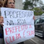 Professor protesta contra Greca (Foto: Divulgação)