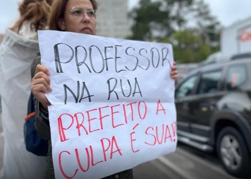 Professor protesta contra Greca (Foto: Divulgação)
