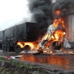 Caminhão pegando fogo durante engavetamento em São Luiz do Purunã (Foto: Whatsapp)