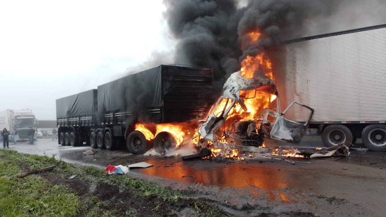 Caminhão pegando fogo durante engavetamento em São Luiz do Purunã (Foto: Whatsapp)