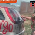 Primeira-dama de Agrestina (PE) vandalizando o carro da "rival" (Reprodução: Terra Brasil Notícias)