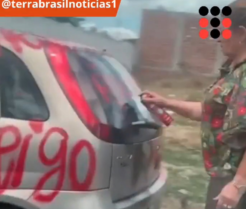 Primeira-dama de Agrestina (PE) vandalizando o carro da "rival" (Reprodução: Terra Brasil Notícias)