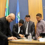 Vereadores assinam o pedido de abertura de CPI da merenda em São José dos Pinhais (Foto: CMSJP)